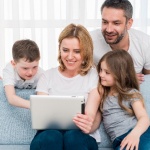 Как се става дигитален родител с две поколения деца, които не познават свят без интернет? 