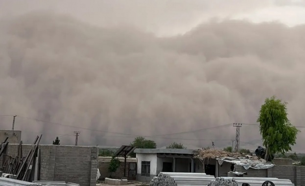 Най малко 35 души загинаха а 230 бяха ранени при буря