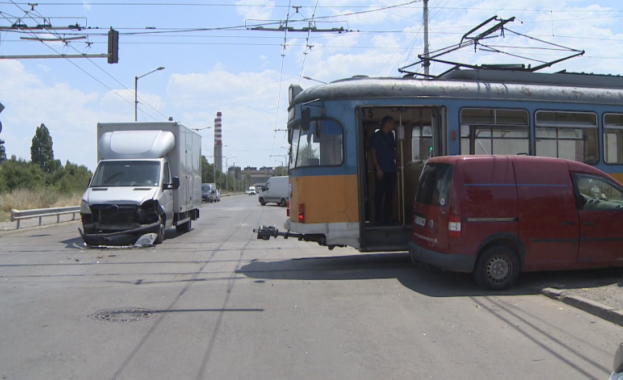 Трамвай премина на червено с висока скорост и предизвиква серия от катастрофи - Cross.bg