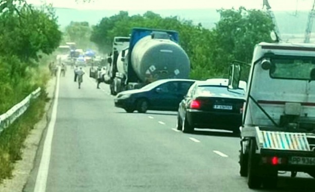 Шестима души пострадаха при тежка катастрофа на пътя между селата