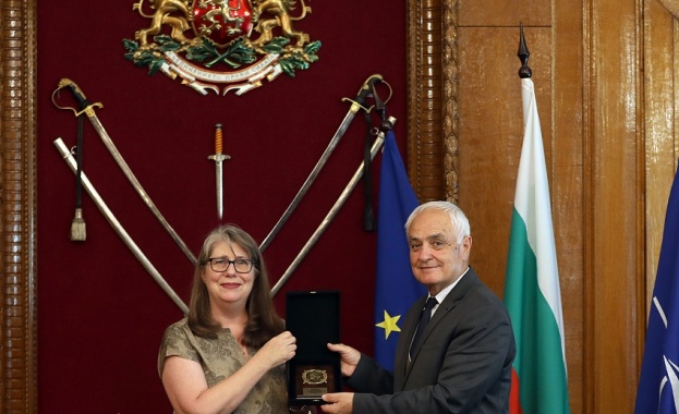 Министърът на отбраната Атанас Запрянов награди заместник ръководителя на дипломатическата мисия