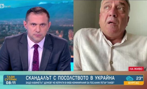 Мотивът за руска връзка по скоро е наратив който съвсем съзнателно