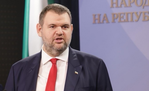 Делян Пеевски: Ето част от СМС-ите на Цеков. Видно е, че сам ме търсеше за срещи в моя кабинет Делян Пеевски: Ето част от СМС-ите на Цеков. Видно е, че сам ме търсеше за срещи в моя кабинет