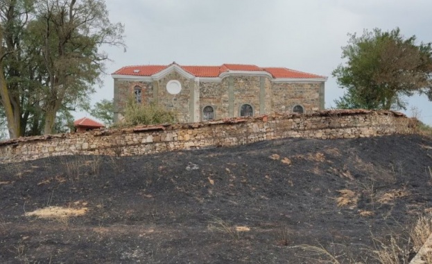 Храмът, пред който огънят спря