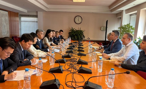 Делегация на Китайската комунистическа партия водена от зам министъра на Международния