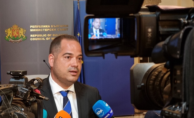 Министър Стоянов: Дъщерята на Нотариуса е подала сигнали до МВР заради заплахи за живота ѝ Министър Стоянов: Дъщерята на Нотариуса е подала сигнали до МВР заради заплахи за живота ѝ