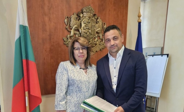 Кметът на Община Етрополе инж Владимир Александров подписа пет нови