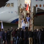 Путин посрещна освободените руснаци с червен килим и почетен караул 