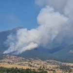 Продължава борбата с пожарите край селата Антон и Горно Сахране, в гасенето се включи и хеликоптер