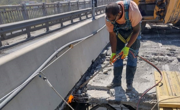 Демонтирани са 13 стари и са монтирани 11 нови стоманобетонни