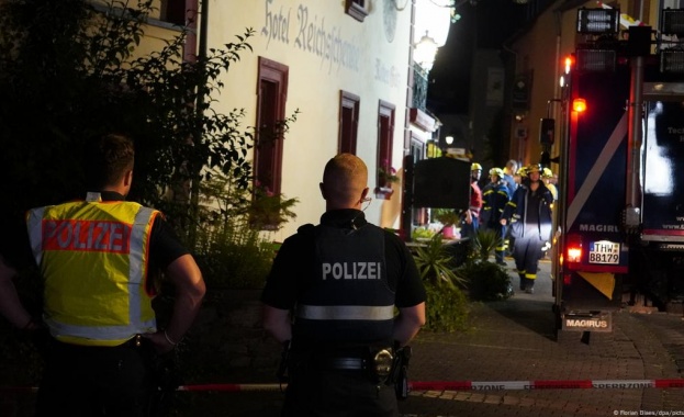 Издирват девет души след частично срутване на хотел в Германия