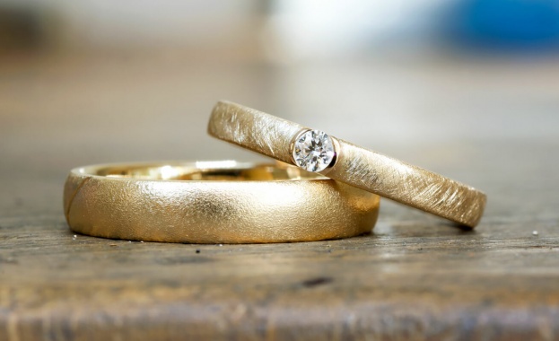 Бухал провокира мощни страсти по време на женитба в Англия