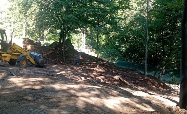 Граждани излязоха на протест заради преградените екопътеки към Витоша От