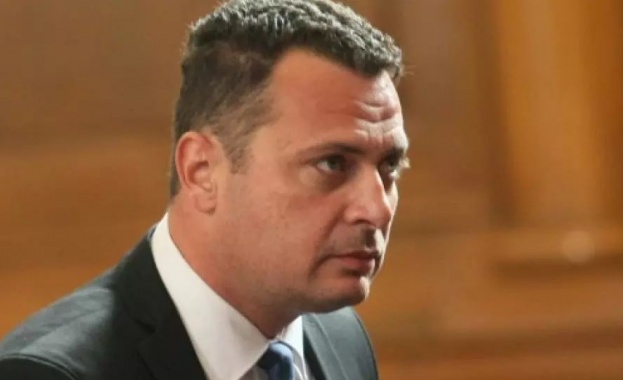 Нинова може да бъде депутат Превратаджиите четат устава като дяволът