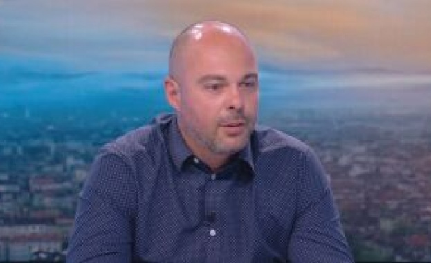 Щетите от повредените контейнери и антипаркинг колчета при вандалските прояви