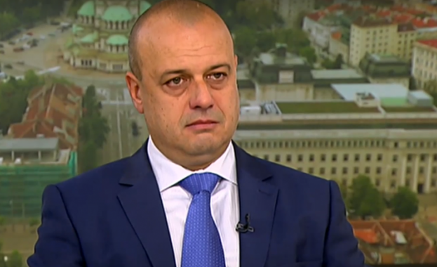 Проданов: Разликата между Нинова и инсталирания след преврата Гуцанов е космическа Проданов: Разликата между Нинова и инсталирания след преврата Гуцанов е космическа