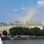 Огнеборци се борят с голям пожар в исторически арт център в Лондон