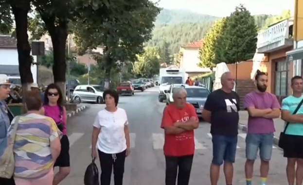 В жегите десетки населени места у нас попаднаха в капана