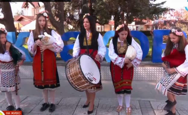 В град Аксаково създадоха първата група от момичета които свирят