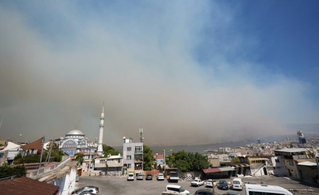 Пожарът край турския град Измир: Има опасност огънят да влезе в няколко квартала