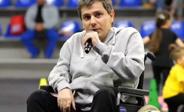 Той има мечти като всички здрави хора завършил е висше