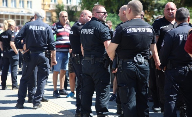 Служители на МВР се събраха пред президентството минути след като