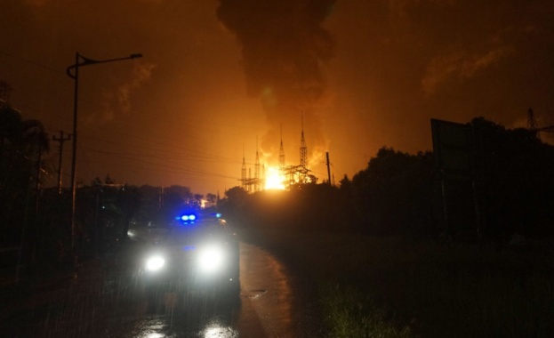 Пожар предизвикан от атака на украински дрон срещу огромно депо