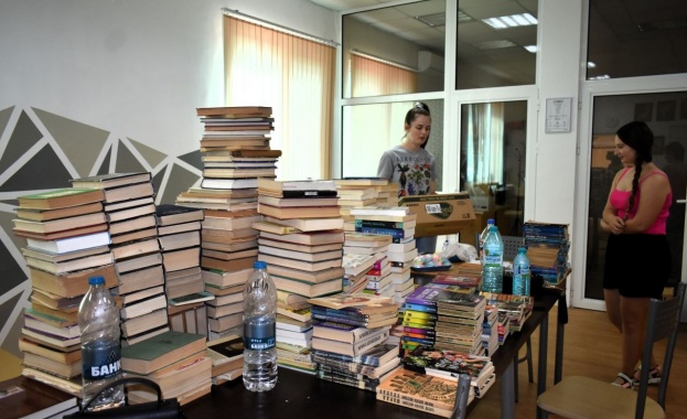 От днес до 17 юни пред Народния театър в пространство