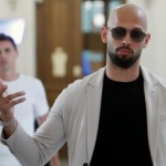 Маскирани полицейски служители извършиха нови обиски в дома Андрю Тейт