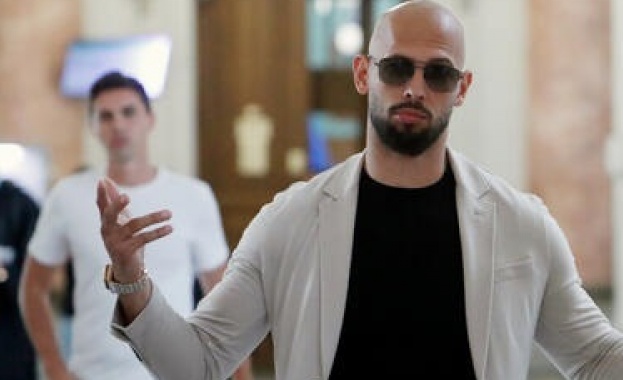 Маскирани полицейски служители извършиха нови обиски днес в дома на