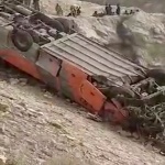 Най-малко 34 души загинаха при две катастрофи с автобус в Пакистан