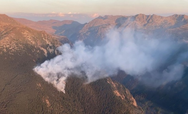 Продължават усилията за овладяване на пожара в Националния парк Рила