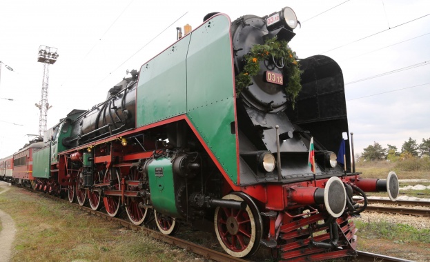 БДЖ организира атракционно пътуване с влак с парен локомотив по