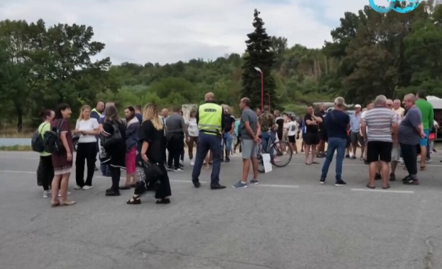 Протест на пътя за Рилския манастир От час движението е