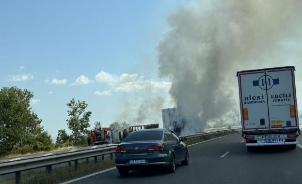 Два камиона се запалиха на входа на София откъм автомагистрала