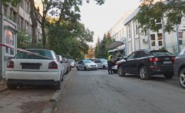 Отнети автомобили са паркирани върху тревни площи и тротоари в