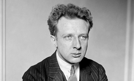 Художникът рисува картини на платното си...