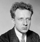 Художникът рисува картини на платното си...