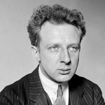 Художникът рисува картини на платното си...