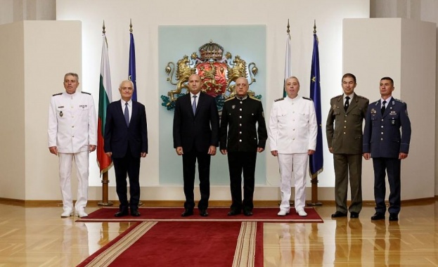 Президентът Румен Радев удостои военнослужещи с висше офицерско звание на