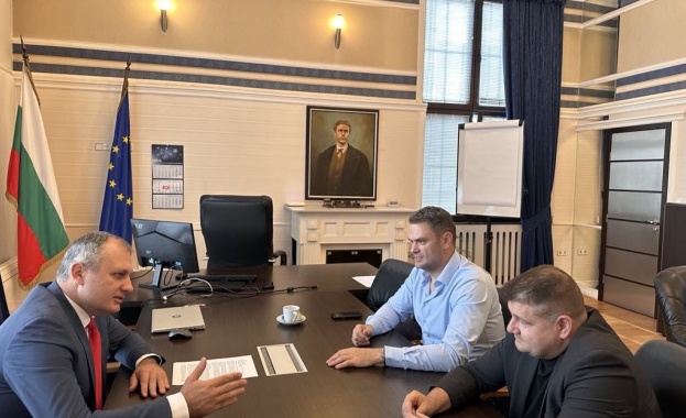 Министърът на електронното управление Валентин Мундров проведе среща с председателя
