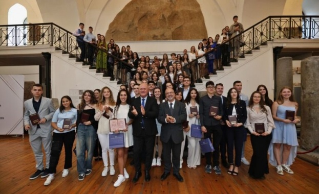 Рекордните 120 отличници бяха наградени с Национални дипломи 