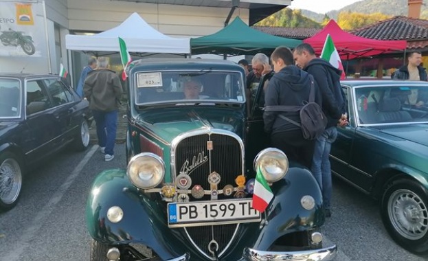 "Фиат" от 1935 г. е най-старият автомобил на парада в Смолян "Фиат" от 1935 г. е най-старият автомобил на парада в Смолян