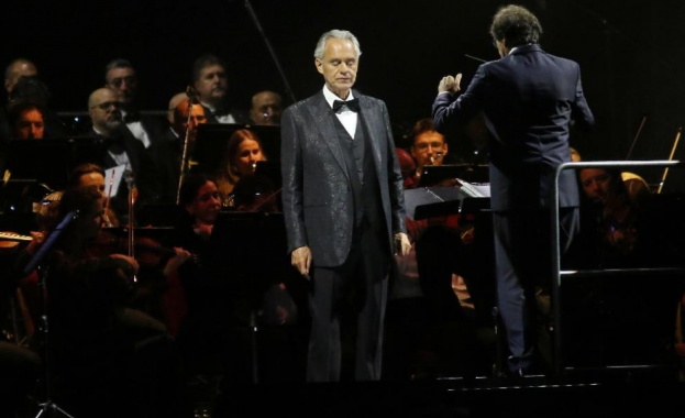 Близо 30 000 души аплодираха Андреа Бочели който в съботната