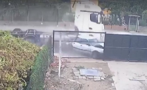 Шофьор на турски ТИР изгуби контрол над управлението и причини