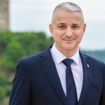 Ангел Янчев: Народният театър е получил едва една четвърт от очакваните приходи от продажба на билети за "Оръжията и човекът" на Малкович