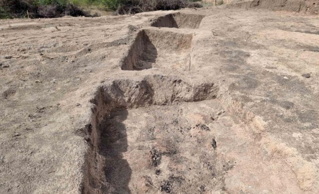 Загадъчни каменни съоръжения бяха разкрити при разкопките на некрополна могила