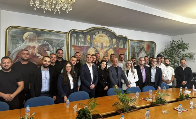 Почетният председател на ДПС Ахмед Доган пристигна в централата на