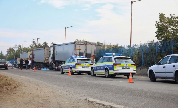 Тежък пътен инцидент отне живота на мъж и жена в