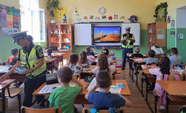 Беседите по пътна безопасност в училищата в Шумен с първокласниците
